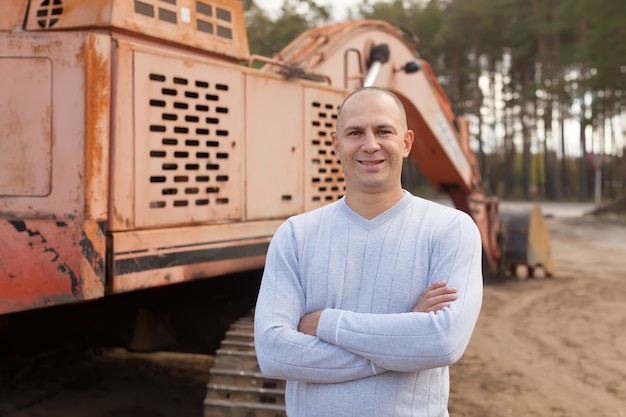 Foto gratuita operador de tractor en el lugar de trabajo