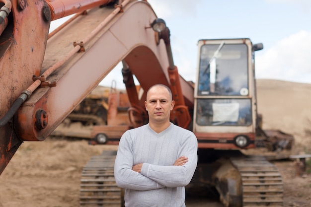 Operador de tractor en el pozo de arena