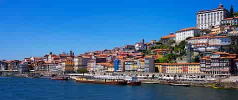 Foto gratuita oporto portugal agosto 192021 vista del famoso río duero en oporto portugal