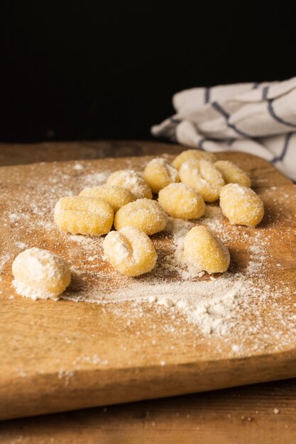 Ñoquis de patata cruda en tabla de cortar