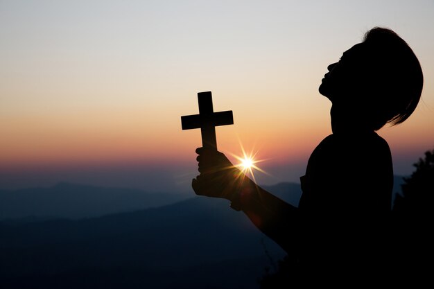 La oración espiritual entrega el brillo del sol con una hermosa puesta de sol borrosa