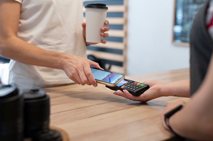 Photo Gratis orang membayar dengan aplikasi dompet smartphone miliknya