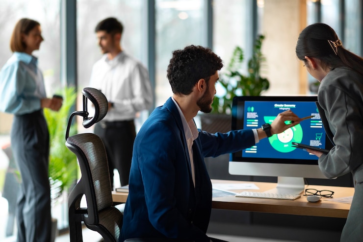 Photo Gratis orang-orang di kantor menganalisis dan memeriksa grafik keuangan