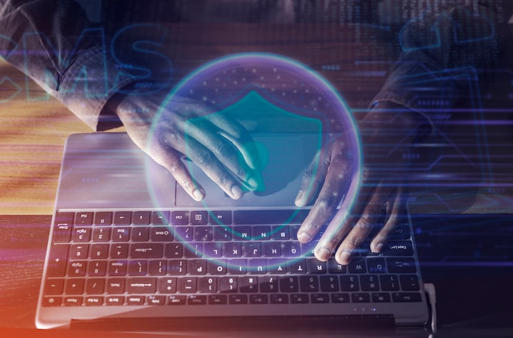 Photo Gratis orang yang mengerjakan html di komputer