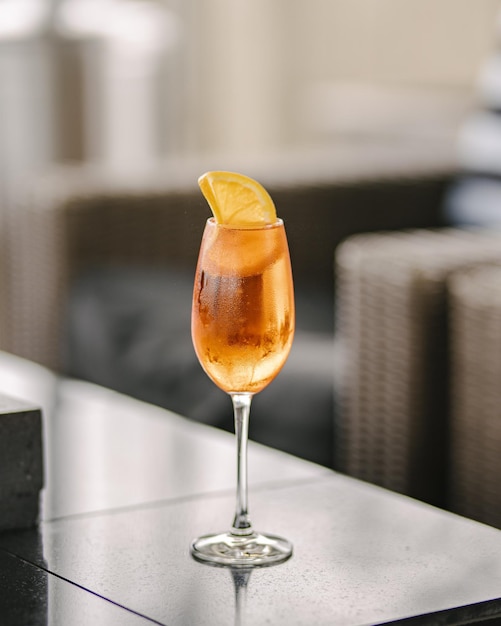 Orange Champagne Fizz Fancy Refreshing Craft Cocktail en Modern Edgy Rooftop Bar