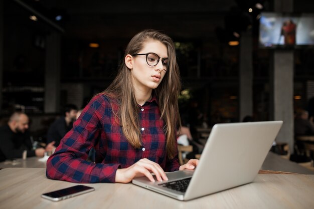 Ordenador portátil mujer de negocios