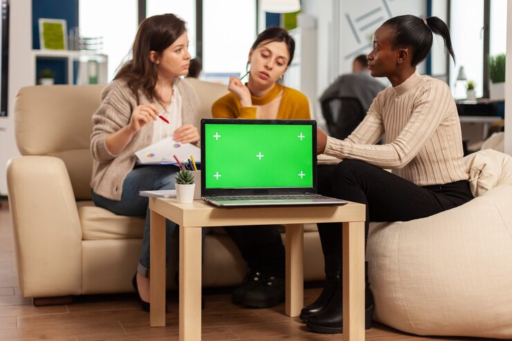 Foto gratuito ordenador portátil con pantalla chroma key en la mesa en el lugar de trabajo de la empresa de inicio