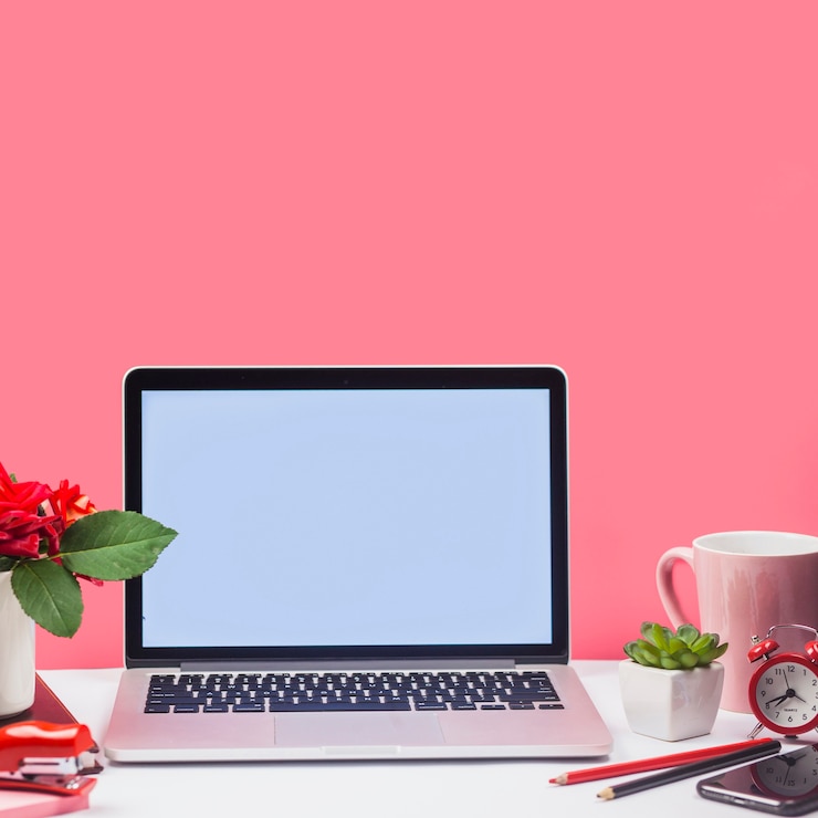 Foto gratuito ordenador portátil con taza y flores en la mesa