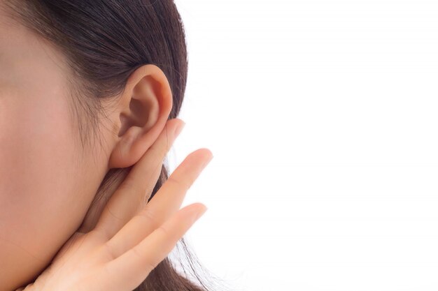 oreja curiosidad entrometida joven interesante