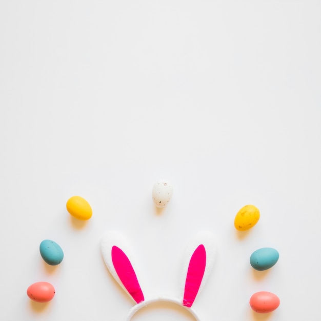 Orejas de conejo y coloridos huevos de Pascua