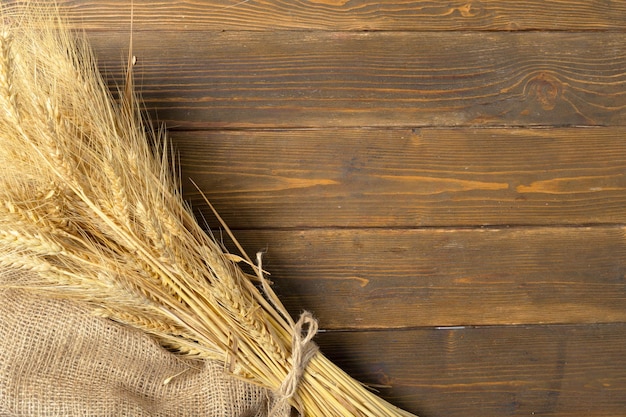 Orejas de trigo en la mesa de madera
