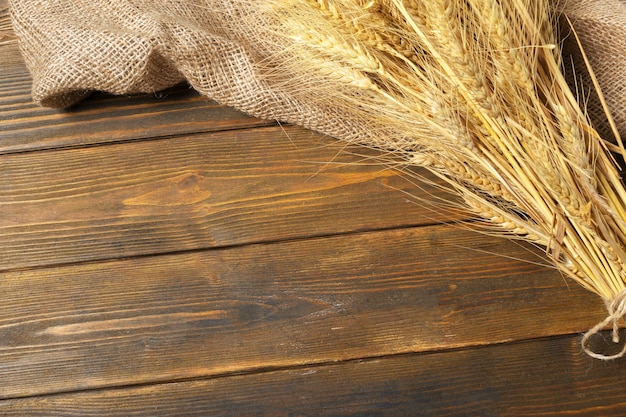 Orejas de trigo en la mesa de madera