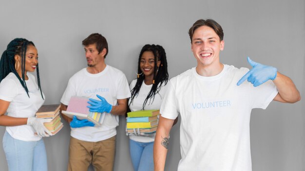 Organización de voluntariado con libros para donaciones.