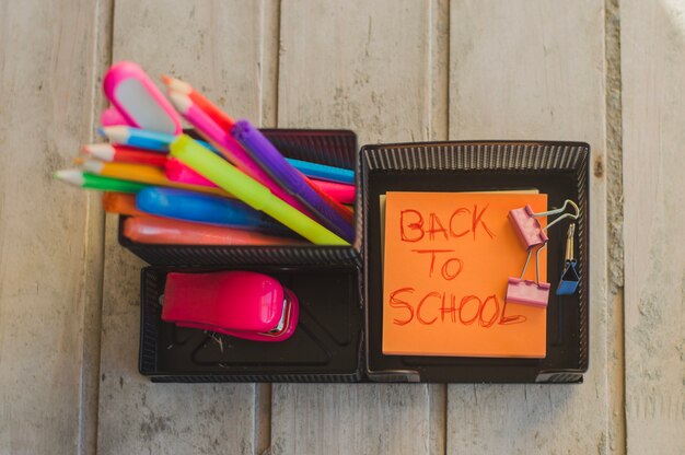 Organizador negro con útiles escolares