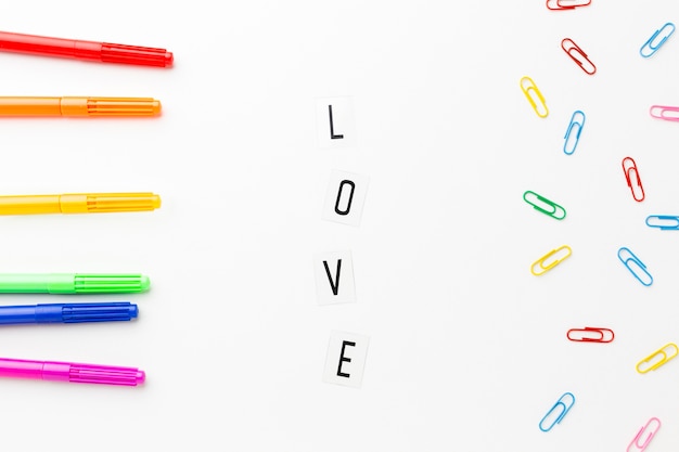 Orgullo de amor y artículos de papelería coloridos