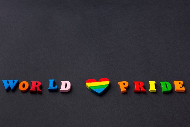 Orgullo de amor mundial escrito en letras de colores vivos