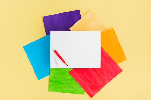 Orgullo concepto pila de papel de colores
