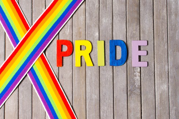 Orgullo gay con cintas en colores del arco iris