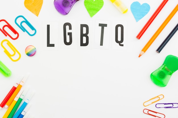 Foto gratuita orgullo lgbt sociedad día artículos de papelería