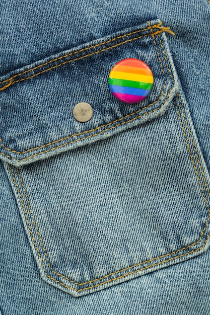 Foto gratuita orgullo lgbt sociedad día insignia en jeans