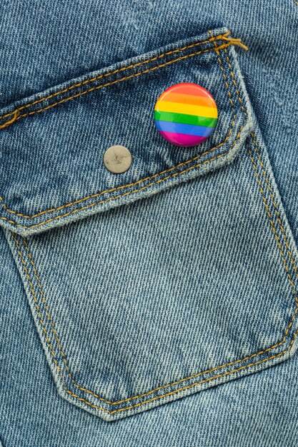 Orgullo lgbt sociedad día insignia en jeans