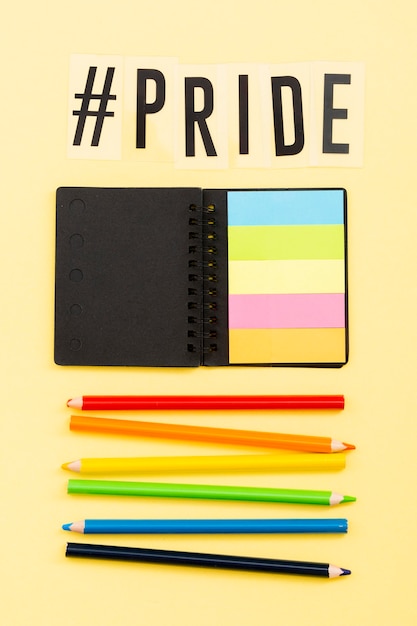 Foto gratuita orgullo lgbt sociedad día post-it notas y lápices