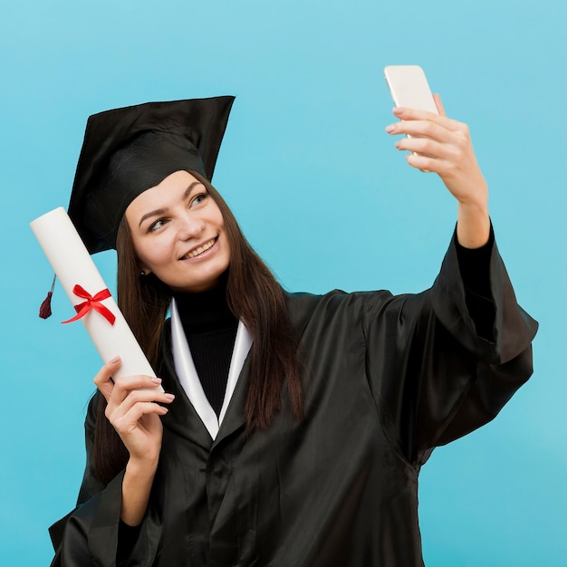 Orgullosa chica tomando selfie