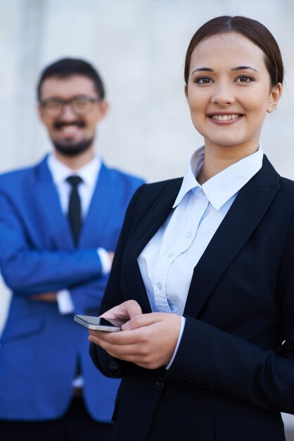 Orgullosa ejecutiva con su móvil