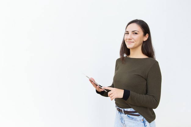 Orgullosa mujer hermosa satisfecha con tableta