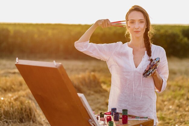 Orgulloso joven artista en la naturaleza