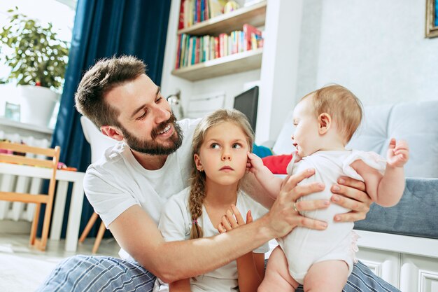 Orgulloso padre con su hija recién nacida en casa