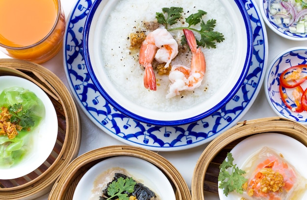 Oriental desayuno conjunto con Congee y Dim sum conjunto.