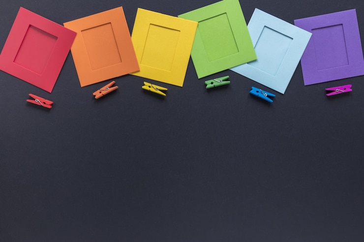 Foto gratuito origami y ganchos coloridos