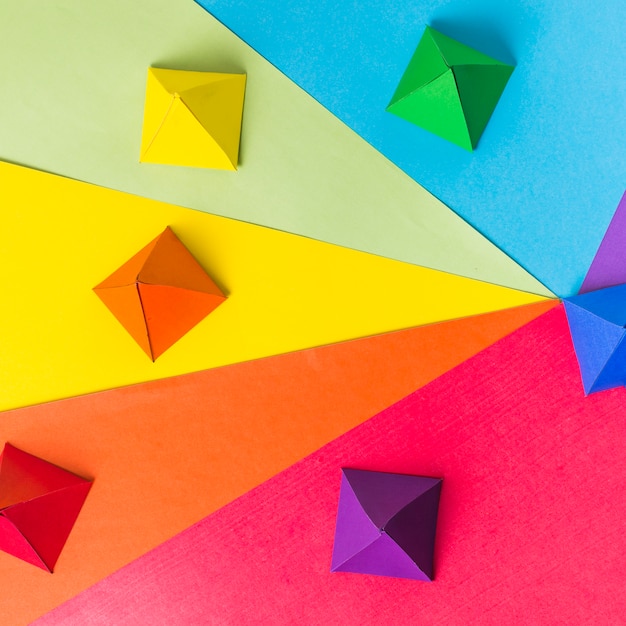 Foto gratuita origami de papel en colores lgbt brillantes.