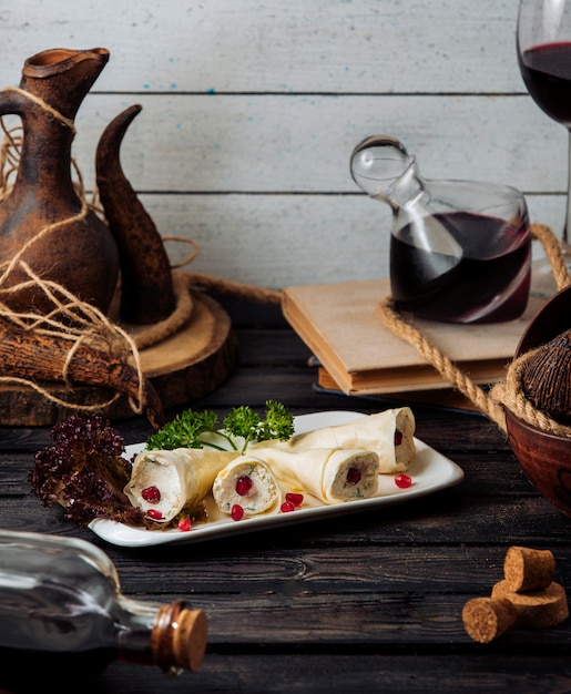 Orilla con hierbas en queso sobre una mesa de madera