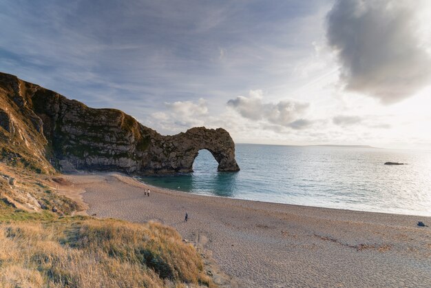 Orilla del mar de la puerta de Durdle en Lulworth en la mañana