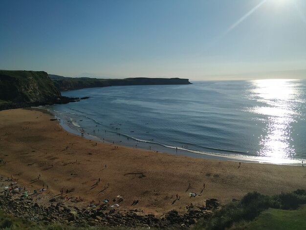 Orilla de la playa en un día soleado