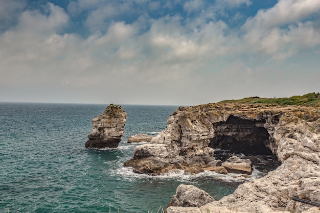 Orilla rocosa y arco en Tyulenovo Bulgaria