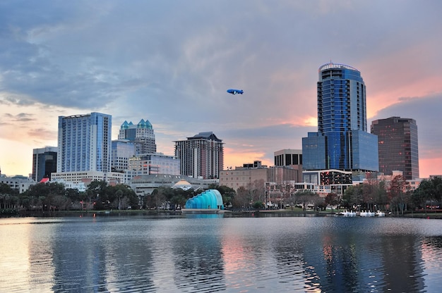 Orlando Lake Eola puesta de sol con horizonte de arquitectura urbana y nubes coloridas