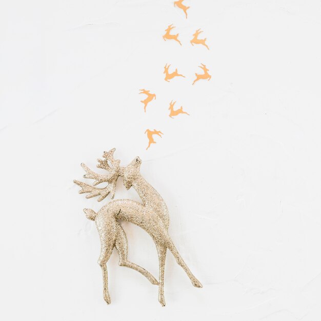 Ornamento de ciervo y juguete decorativo reno.