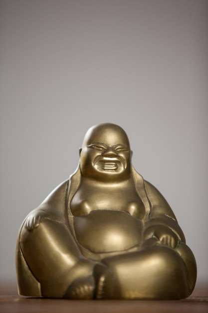 El oro pintado riendo figurilla de Buda