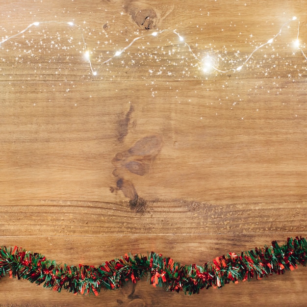 Oropel navideño con luces y copia espacio.