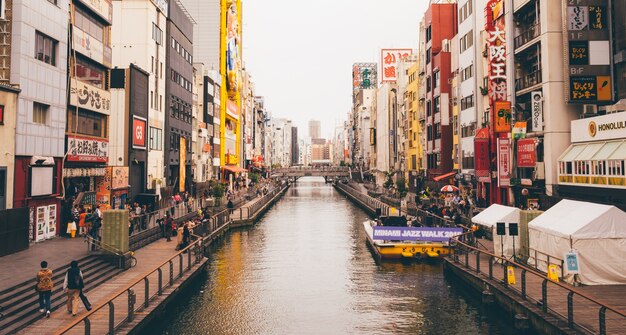 OSAKA, JAPÓN - septiembre, 1: El Canal de Dotonbori en el Namba Di