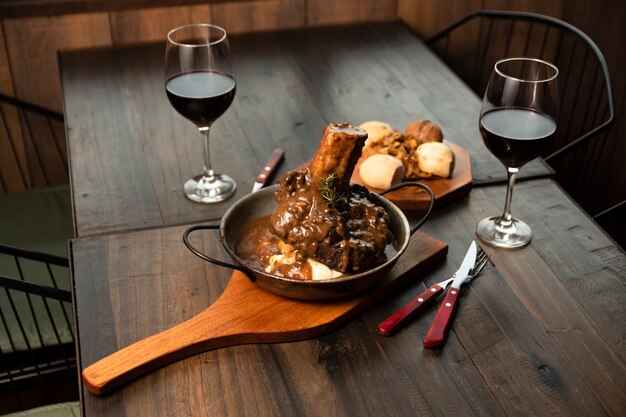 Osso buco con vino tinto