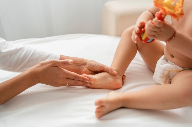 Osteópata tratando los pies de una niña