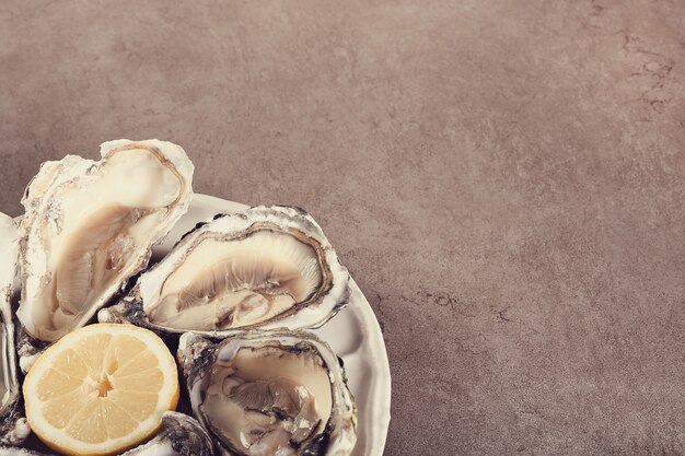 Ostra fresca con limón en un plato