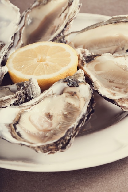 Ostra fresca con limón en un plato