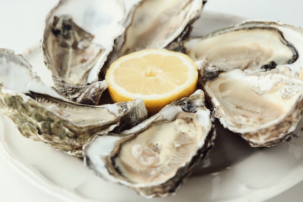 Ostra fresca con limón en un plato