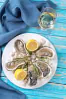 Foto gratuita ostras crudas con limón y hielo