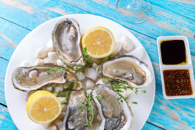 Foto gratuita ostras crudas con limón y hielo